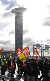 LES OPPOSANTS À LA RÉFORME DES RETRAITES MULTIPLIENT LES ACTIONS